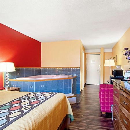 Econo Lodge Utica Zewnętrze zdjęcie
