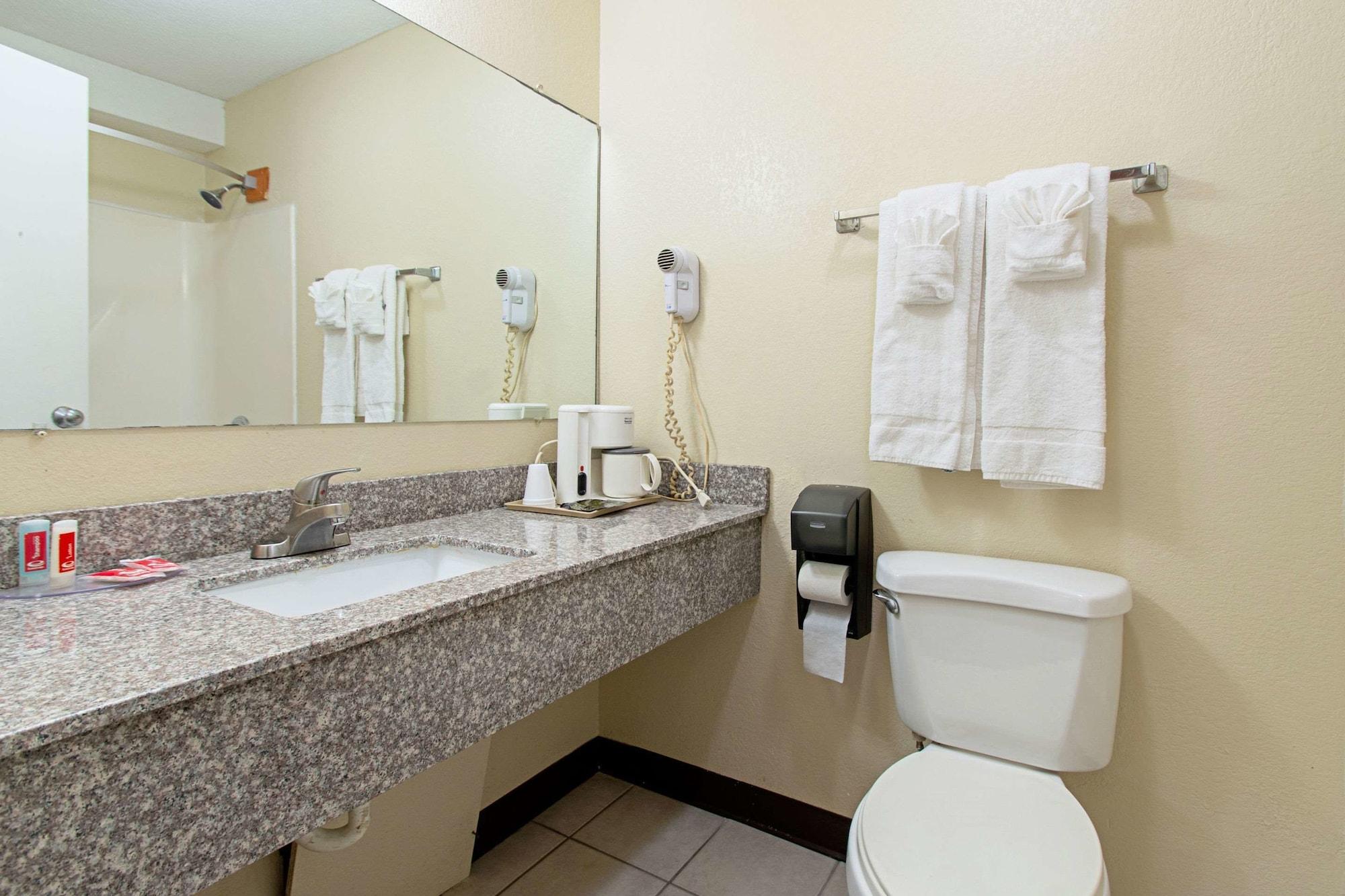 Econo Lodge Utica Zewnętrze zdjęcie