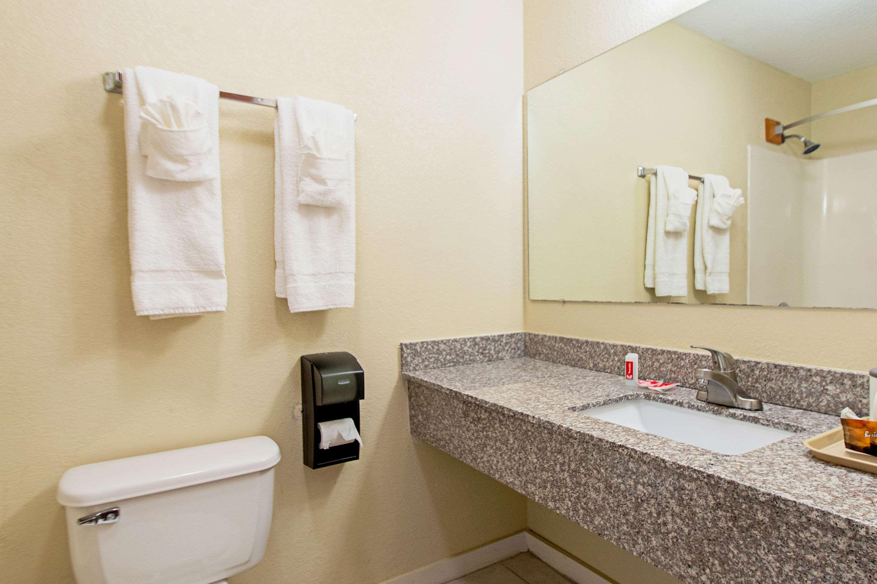 Econo Lodge Utica Zewnętrze zdjęcie