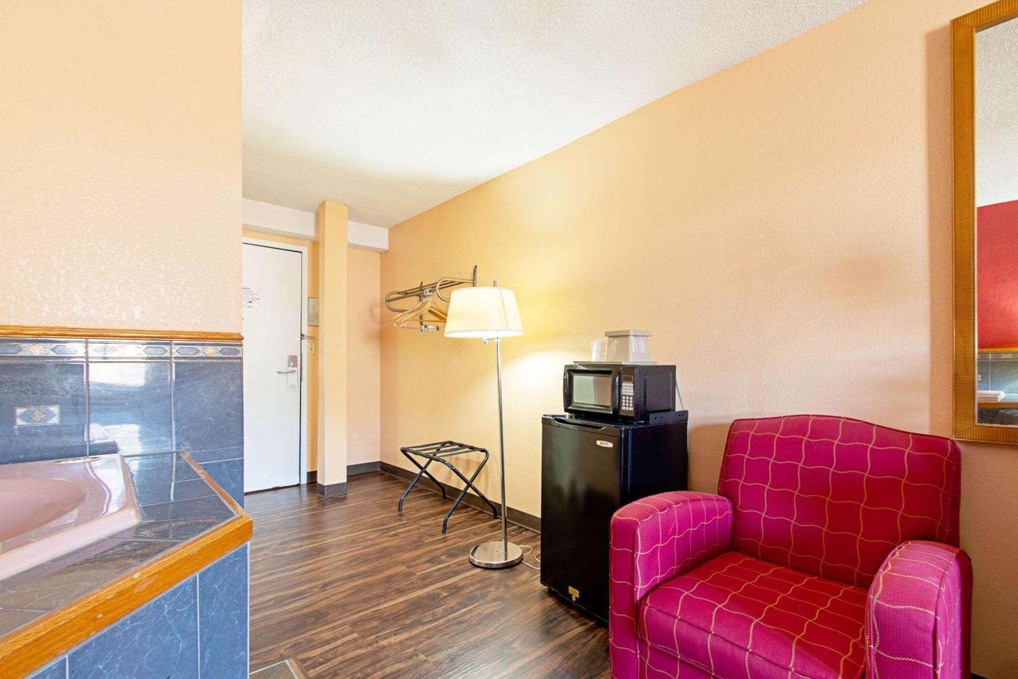 Econo Lodge Utica Zewnętrze zdjęcie