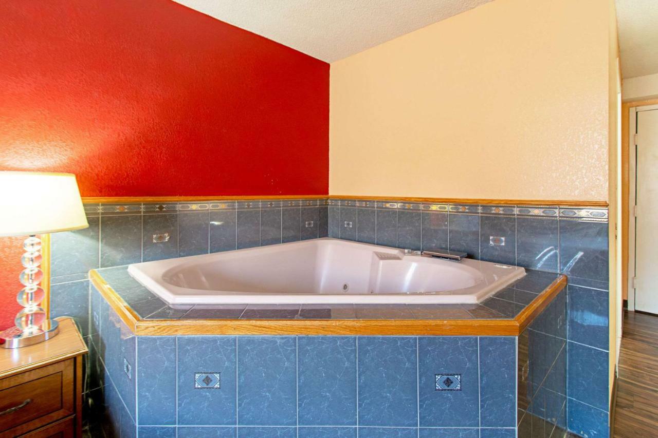 Econo Lodge Utica Zewnętrze zdjęcie